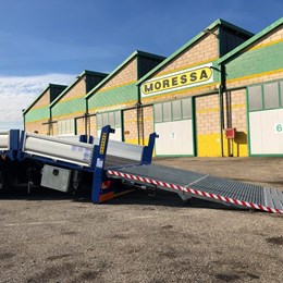 scania_rampe_di_carico_idrauliche_piano_inclinato_4assi_verricello_moressa.jpg