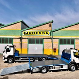 volvo_fm430_3assi_volvotrucksitalia_verricello_ferrariint2_rampeidrauliche_rampedicarico_pianoinclinato_slitte_moressasrl_2assi_fe250_doppiarampa.jpg