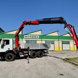 moressa_moressasrl_specialistidelsollevamento_iveco_trakker_palfinger_pk29002_tec7_5sfili_antenna_jib_ribaltabile_trilaterale_hardox_vivai_cestello_ferrariinternational_autolivellante_ple_verde.jpg
