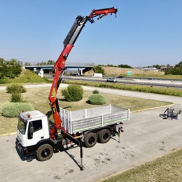 moressa_moressasrl_specialistidelsollevamento_iveco_trakker_palfinger_pk29002_tec7_antenna_ribaltabile_trilaterale_hardox_omfb_cestello_ferrariinternational_autolivellante_ple_giardini.jpg