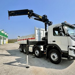 moressa_moressasrl_specialistidelsollevamento_volvo_fmx_4assi_palfinger_palfingerag_pk24001_sld5_4sfili_nera_ribaltabile_trilaterale_baroni_hardox_omfb_interpump_benna_sabbia_ghiaia_trasporti.jpg