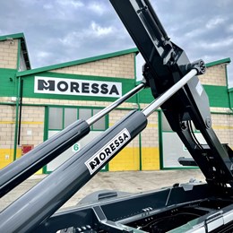 moressa_moressasrl_specialistidelsollevamento_ford_legacy_1833_fordtruck_truck_trucks_scarrabile_tam_tamsrl_industria4_industria40_rulloposteriore_12ton_cantieri_edilizia_trasporto_casse_materiale.jpg
