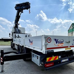 moressa_moressasrl_specialistidelsollevamento_gru_crane_truck_fassi_f600_daf_dafxl_4assi_cassone_cassonefisso_ribassato_trasporti_autotrasporti_fassicrane_volar_multistrato_cranes_alluminio_aperturaalibro_pianale.jpg