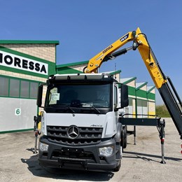 moressa_moressasrl_specialistidelsollevamento_gru_crane_truck_mercedesbenz_arocs_1832_copma_cpsgroup_218ep4_industria40_industria4_ribaltabile_ribaltabiletrilaterale_trasportomateriale_magazzinoedile_carraro.jpg