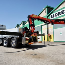 moressa_specialistidelsollevamento_gru_crane_truck_trucks_palfinger_volvo_casarin_pk18502_cassonefisso_cassonezincato_volvotruck_trasporti_autotrasporti.jpg