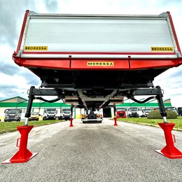 moressa_intercambiabile_intruck_palfinger_loadercrane_crane_tec7_ribaltabile_ribaltabiletrilaterale_allestimenti_grusuautocarro_volvotruck_truck_carliesolda_impiantointercambiabile_intercambiabilemoressasrl.jpg