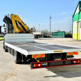 iveco_stefanelli_moressa_moressasrl_specialistidelsollevamento_jollybox_copma_cps_gru_truck_crane_grusuautocarro_iveco_pianalefisso_cassone_cassonefisso_noleggio_trasporto_container.jpg
