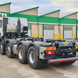moressa_specialistidelsollevamento_camion_iveco_scarrabile_bob_sistemiidraulici_battistellaspa_impiantoscarrabile_t30_30ton_cava_roccia.jpg