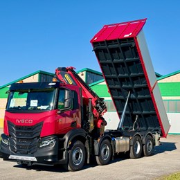 noressa_specialistidelsollevamento_materialiedili_materialiinerti_trasporti_autrasporti_iveco_gru_autogru_camion_camiongru_palfinger_grupalfinger_ribaltabile_ribaltabiletrilaterale_4assi.jpg