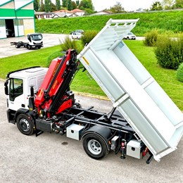 moressa_specialistidelsollevamento_iveco_ivecotruck_palfinger_gru_grupalfinger_ivecoeurocargo_antenna_lattoneria_ribaltabiletrilaterale_ribaltabile_tipper_tippers_tetti_bozzolan.jpg