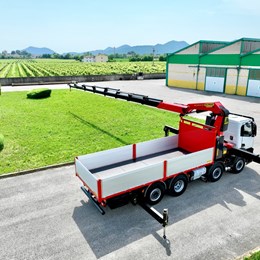 moressa_allestimento_allestimenti_allestimentoveicoli_autogru_camiongru_grusuautocarro_gru_gruplafinger_palfinger_iveco_lucchiari_cassonefisso.jpg