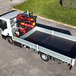 moressa_specialistidelsollevamento_iveco_gasser_hcindustrie_gru_jib_antenna_ple_cestello_piattaformaaerea_gruamovibile_cassonefisso_cassone_precompresso_trasporto.jpg