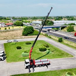 moressa_allestimento_allestimenti_allestimentoveicoli_autogru_camiongru_grusuautocarro_gru_gruplafinger_palfinger_iveco_lucchiari_cassonefisso_grudacarico_cantieri_noleggio_8sfili.jpg